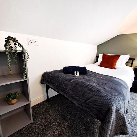 Bright 3 Bed Apartment With Terrace, Free Parking On Premises Watford  Exterior photo