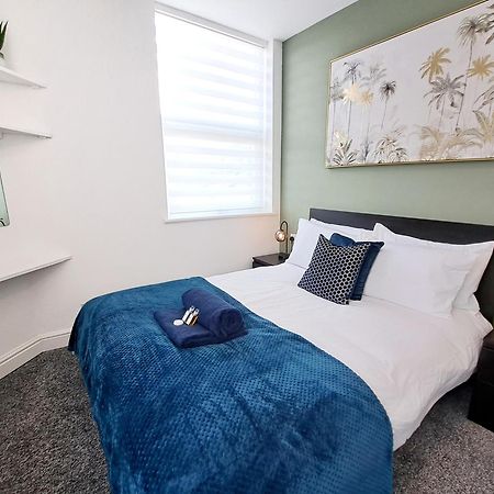 Bright 3 Bed Apartment With Terrace, Free Parking On Premises Watford  Exterior photo