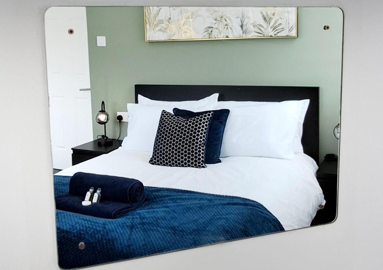 Bright 3 Bed Apartment With Terrace, Free Parking On Premises Watford  Exterior photo