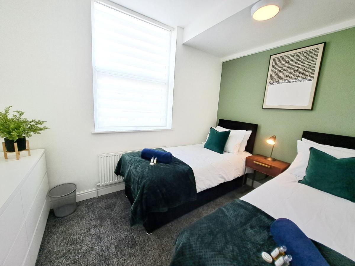 Bright 3 Bed Apartment With Terrace, Free Parking On Premises Watford  Exterior photo