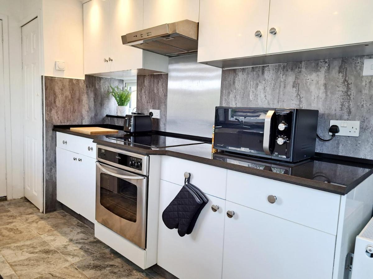 Bright 3 Bed Apartment With Terrace, Free Parking On Premises Watford  Exterior photo