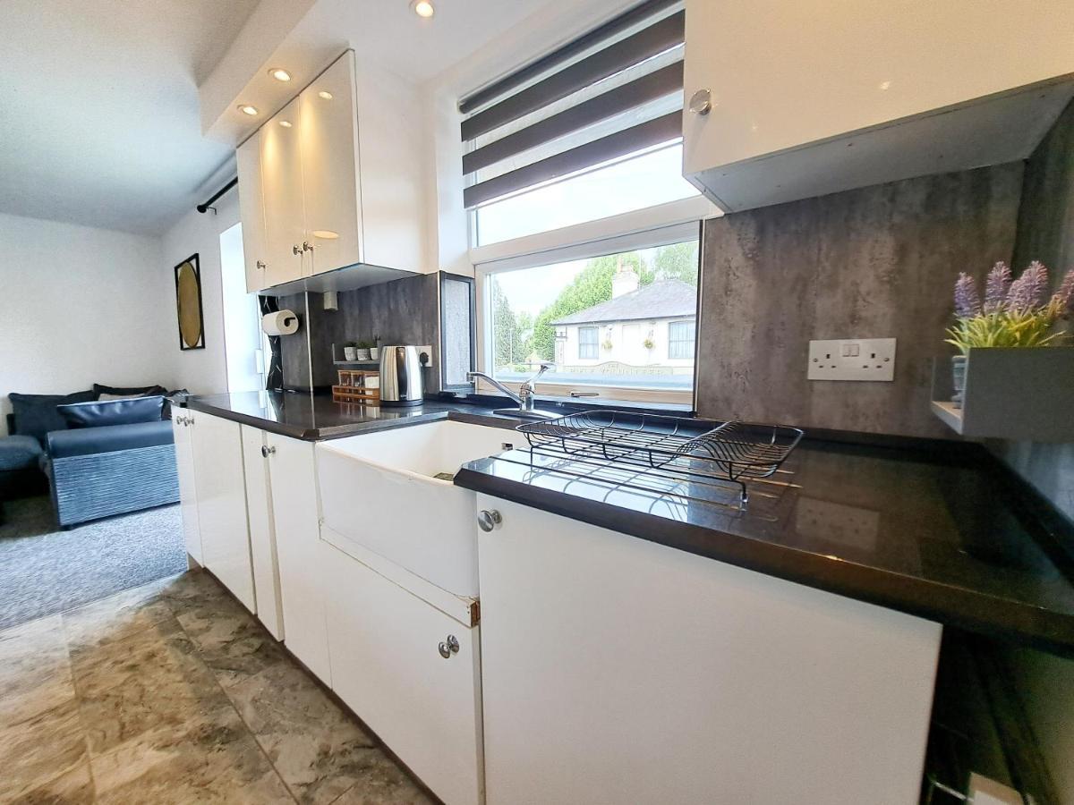 Bright 3 Bed Apartment With Terrace, Free Parking On Premises Watford  Exterior photo
