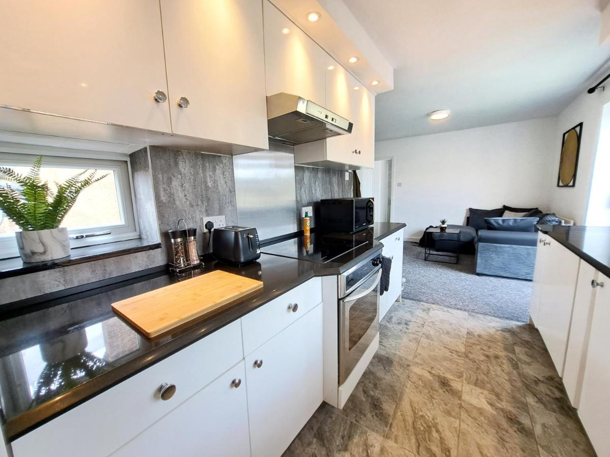 Bright 3 Bed Apartment With Terrace, Free Parking On Premises Watford  Exterior photo